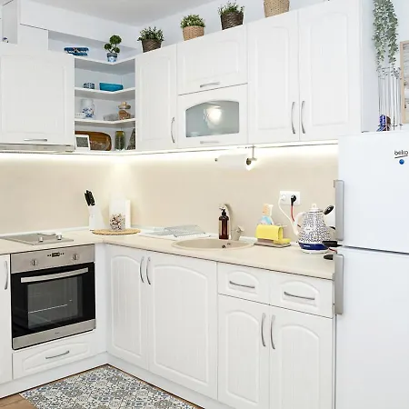 Cozy Seaside Escape - Stylish 1-bedroom In By Flat Mаnager