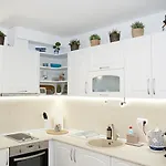 Cozy Seaside Escape - Stylish 1-bedroom In By Flat Mаnager