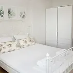 Apartment Cozy Seaside Escape - Stylish 1-bedroom In By Flat Mаnager *