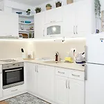 Cozy Seaside Escape - Stylish 1-bedroom In By Flat Mаnager