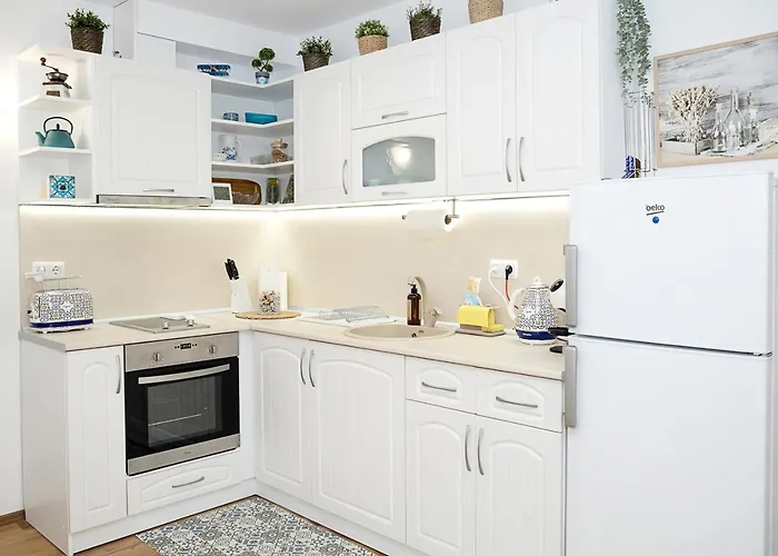 Cozy Seaside Escape - Stylish 1-bedroom In By Flat Mаnager